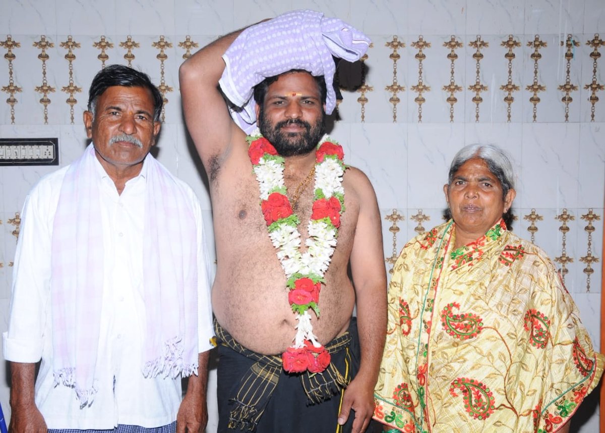 YoursBalaraju's tweet photo. "ఓం...శ్రీ స్వామియే శరణం అయ్యప్ప"

నేడు శ్రీ ధర్మశాస్త్ర అయ్యప్పస్వామి ఆశీస్సులతో మా స్వాగతం కంబదూరు అయ్యప్పస్వామి దేవాలయం నుండి  ఇరుముడితో శబరిమలై కు ప్రయాణం... https://t.co/tWxcB1ltj6