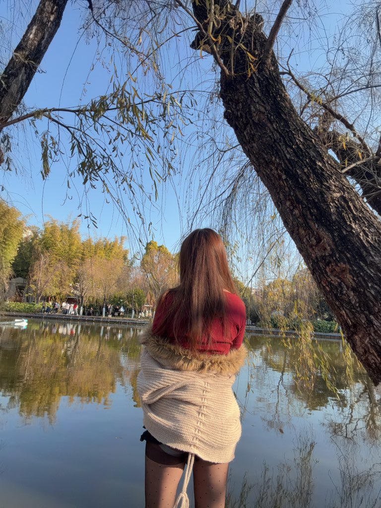 errr_927's tweet photo. 这个时候还在美美拍背影
全然不知道已经走光了
😅 https://t.co/FgqYUhqHpB
