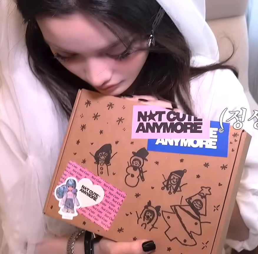 agicheetah's tweet image. iroha drew le sserafim in their silly christmas costumes on her gift box for eunchae 😭😭