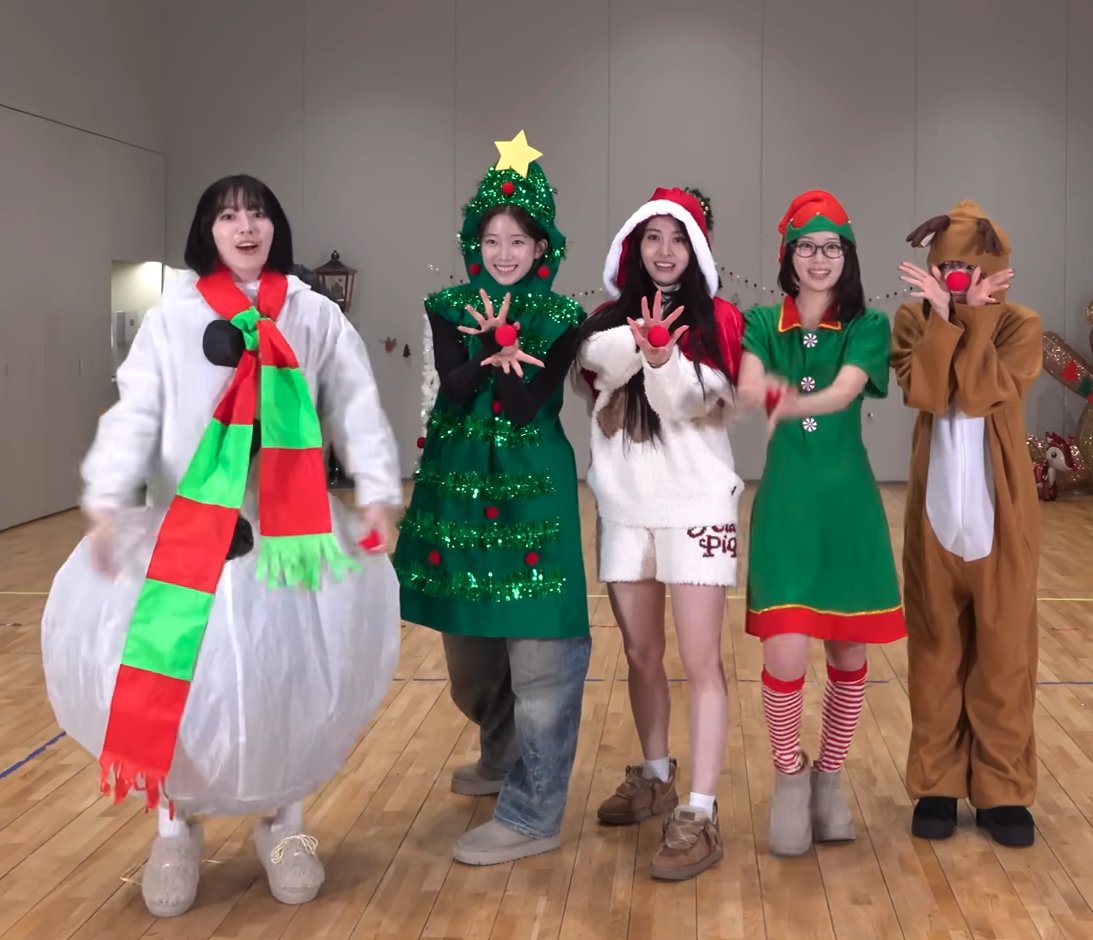 agicheetah's tweet image. iroha drew le sserafim in their silly christmas costumes on her gift box for eunchae 😭😭