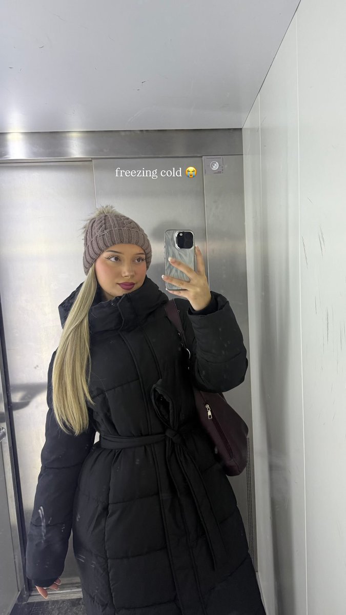 Ermiralika3's tweet photo. Freezing 🥶 https://t.co/xDPRo4okMH