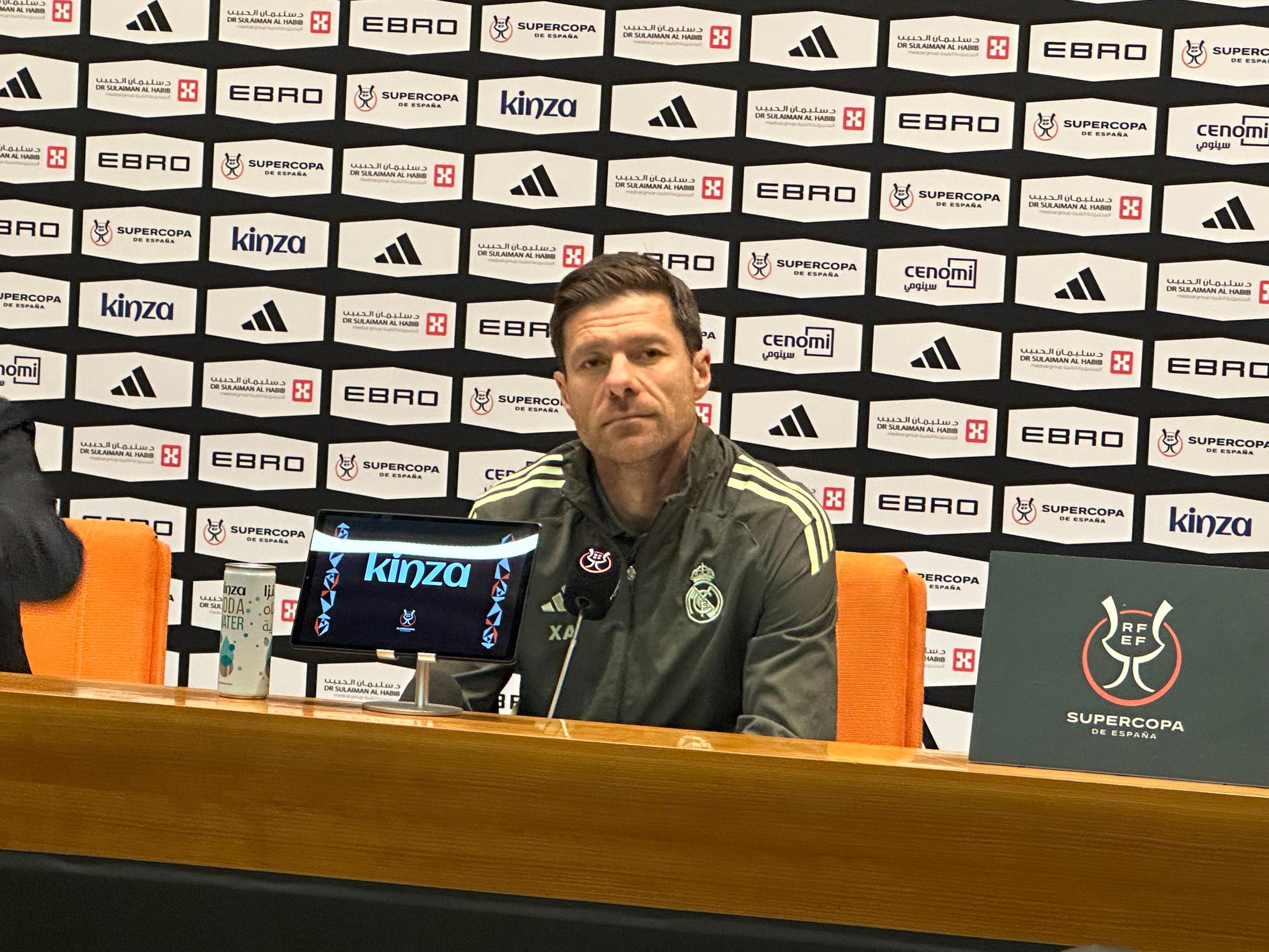 تشابي ألونسو مدرب فريق ريال مدريد في المؤتمر الصحافي. - مستعدين للمواجهة ونأمل بالانتصار، الآن نحن في النهائي ولدينا حصة تدريبية وبعد ذلك ستكون الأمور واضحة حول مبابي هو يتحسن بشكل كبير وسنعرف بعد التدريبات هل سيلعب بصفة أساسية أم من مقاعد البدلاء. #برشلونة_ريال_مدريد 