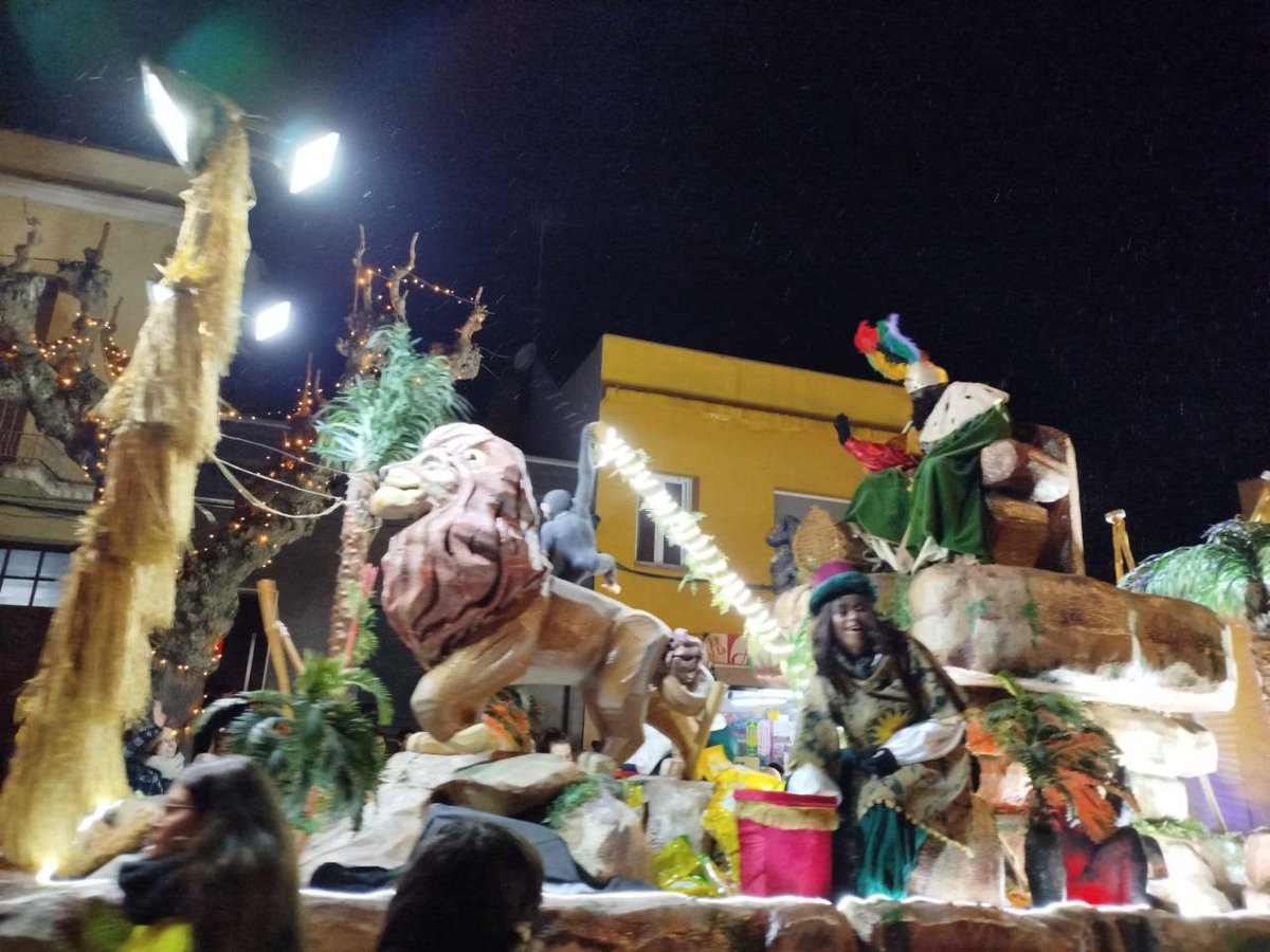 AltPenedesAC's tweet image. Ens hem assabentat que el regidor Daniel Jiménez, responsable de l’organització de la cavalcada de Reis a Sant Sadurní d’Anoia, va arribar tard a l’acte i va donar l’ordre que els Reis no baixessin ni s’aturessin a saludar la canalla del col·lectiu #sansainclusiu, que els…