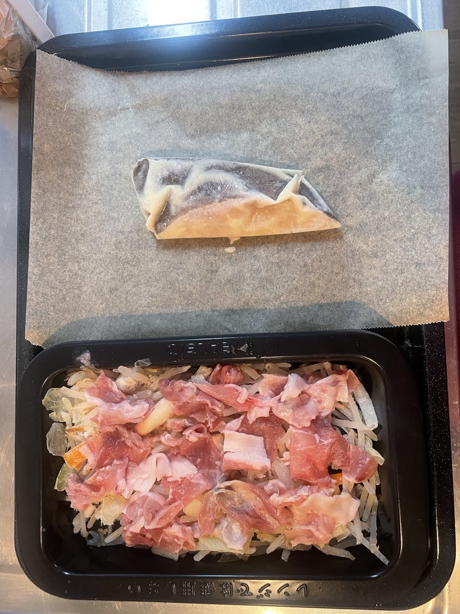 nyailly's tweet photo. ヘルシオが届いたから早速使ってみた！
冷凍庫に眠ってた魚と野菜と肉を適当に並べてボタン押しただけでめっちゃ適切に調理してくれる！！
すごい！！！！感動！！！！！ https://t.co/YqOAinahh8