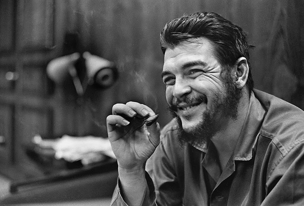 edebiyatbahcesi.net/kose-yazisi/40…
Temel Demirer
“Che’nin mirası her zamankinden daha güncel.”[1]
“Ölüm nereden ve nasıl gelirse gelsin, Savaş naralarımız kulaktan kulağa yayılacaksa ve silahlarımız elden ele geçecekse ve başkaları mitralyöz sesleriyle ve de savaş ve zafer naralarıyla,