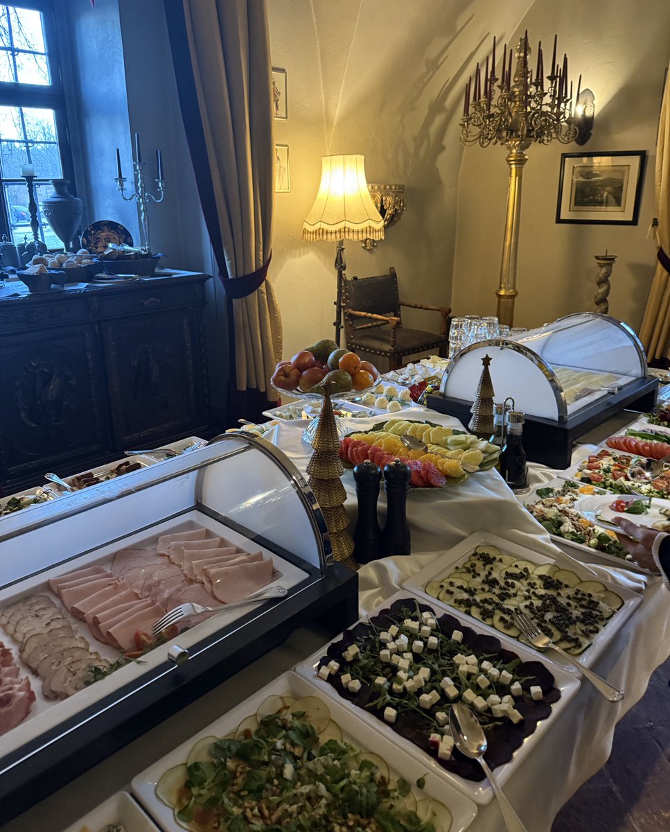 ___lilyvalley's tweet photo. ポーランドの古城ホテルも1万円で泊まれて、朝食も夕食も貴族気分味わえた https://t.co/0lkwq8R8MJ