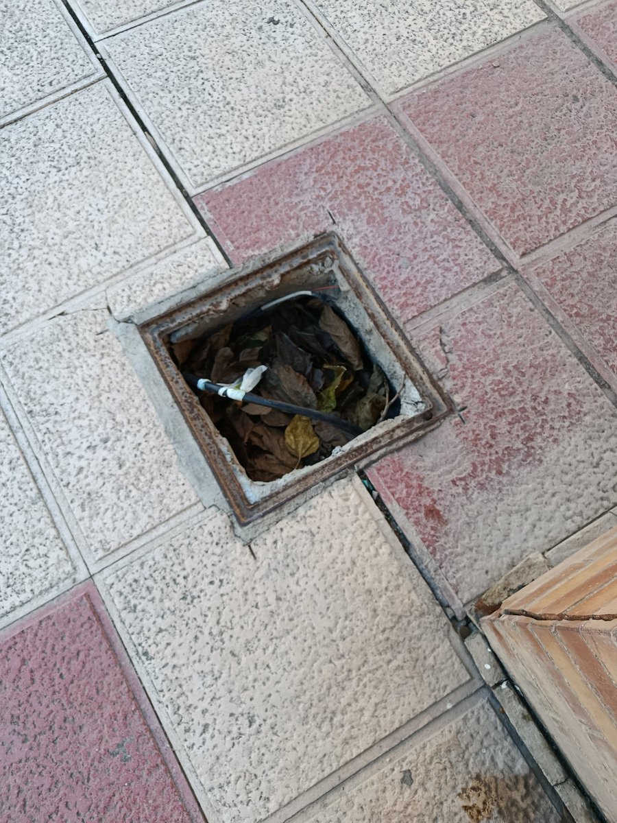 Casi tres meses desde el primer aviso.
Sigue igual.
Tremendo.
El agujero de calle Villa Cisneros.

<a href="/AytoMurcia/">Ayuntamiento de Murcia</a> <a href="/Ppguillenparra/">Pepe Guillén Parra</a> <a href="/FJLUDENA/">Francisco José Ludeña Buendía</a> <a href="/YZaraiche/">Santiago y Zaraíche</a>