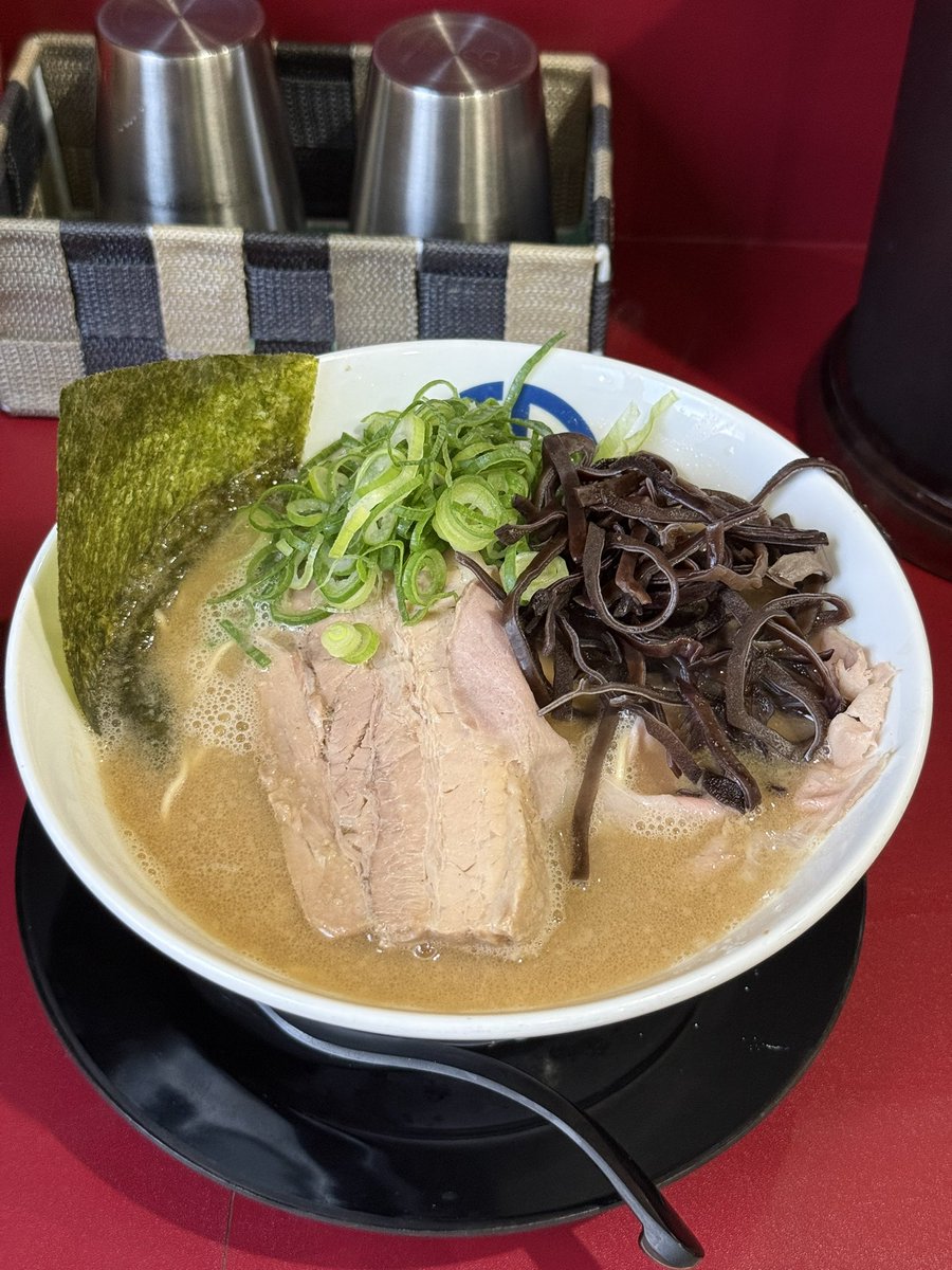 tsa512's tweet photo. がっつりこーちゃん
朝ラーでとんこつ
相変わらずでかい肉塊が鎮座しているがっつりで濃厚な一杯
チャーシューはロールじゃなくてそのままカットしたタイプになってたけど仕込みを変えたのかな？ https://t.co/JignJHvh70