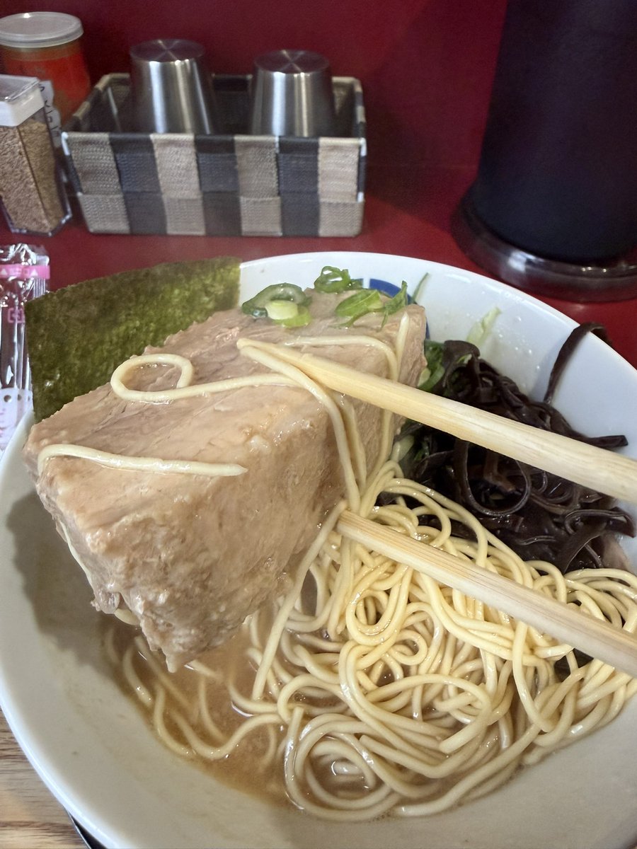 tsa512's tweet photo. がっつりこーちゃん
朝ラーでとんこつ
相変わらずでかい肉塊が鎮座しているがっつりで濃厚な一杯
チャーシューはロールじゃなくてそのままカットしたタイプになってたけど仕込みを変えたのかな？ https://t.co/JignJHvh70