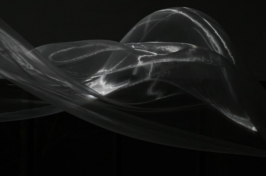 polamuseumofart's tweet photo. 日没後の展示室で撮影した、大巻伸嗣による《Liminal Air Space-Time》。日没の早い冬は、閉館時間近くになると昼間とは違った表情に。この季節だからこそ見ることのできる光景です。 #SPRINGわきあがる鼓動 https://t.co/smdfNuLELw