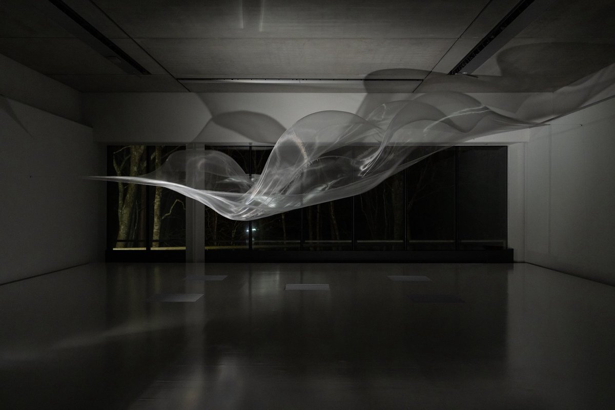 polamuseumofart's tweet photo. 日没後の展示室で撮影した、大巻伸嗣による《Liminal Air Space-Time》。日没の早い冬は、閉館時間近くになると昼間とは違った表情に。この季節だからこそ見ることのできる光景です。 #SPRINGわきあがる鼓動 https://t.co/smdfNuLELw