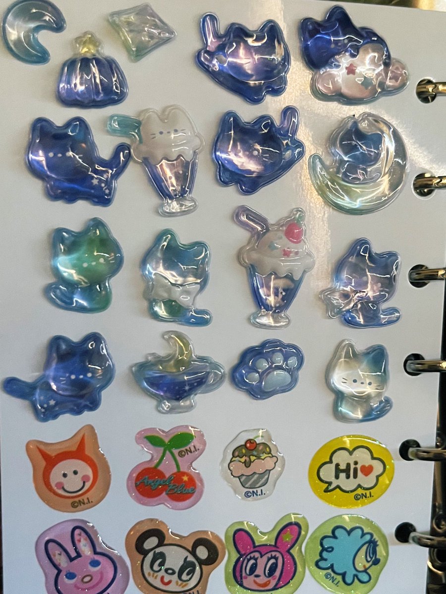 やっとシール帳買えたの！
ちゅるちゅるで超カワイイやろ〜😊😊