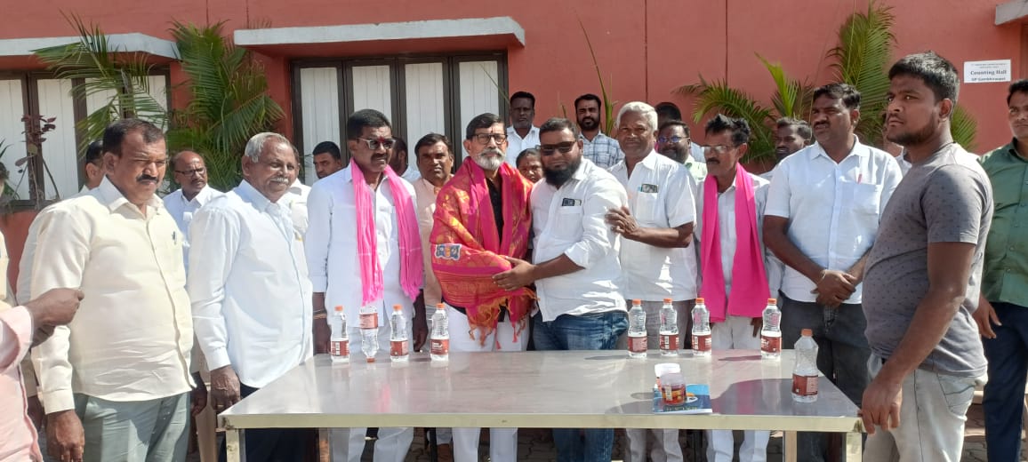 KonduruBRS's tweet photo. గంభీరావుపేట మండల కేంద్రంలో కేజీ టూ పీజీ కళాశాల ప్రాంగణంలో సంక్రాంతి పండుగ సందర్భంగా ముఖ్య అతిథిగా పాల్గొని క్రికెట్ టోర్నమెంట్ ను ప్రారంభించడం జరిగింది. https://t.co/s0tMfrJ5tg