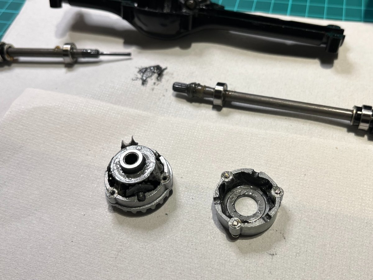 RC_TakaC's tweet photo. 永らくメンテナンスを放置していたCC-01。デフギヤの調整でギヤボックス開けております。#タミヤ #CC01 https://t.co/NxCdgf2nQf