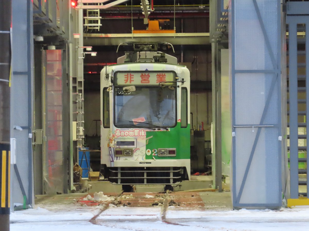 札幌市電3302(雪ミク電車)の状況 塗装の塗り直しが終わり、排障器が