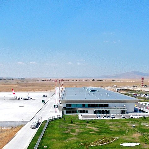 buradayasandi's tweet image. 1.3 milyon yolcu garantili Kütahya'daki havalimanını 2025'te sadece 77 bin yolcu kullandı. Halkın vergilerinden şirkete ödenecek ≈ 350 milyon TL

BURADA YAŞANDI.