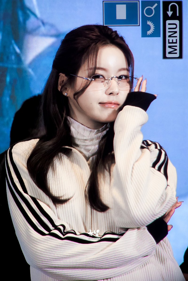 Kyu_nyang's tweet image. 260110 프리뷰 
안경 쓴 아디다스녀🖤

#NMIXX #엔믹스 #규진 #KYUJIN