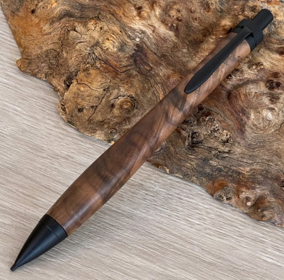 一点もの商品紹介です
ブラックウォールナット上杢（胡桃）UMAシャープペンシル・ブラック金具　510138

mukuya.stores.jp/items/69083733…

#MUKU屋 #木軸ペン #胡桃 #ウォールナット #木軸シャープペンシル #木軸ボールペン