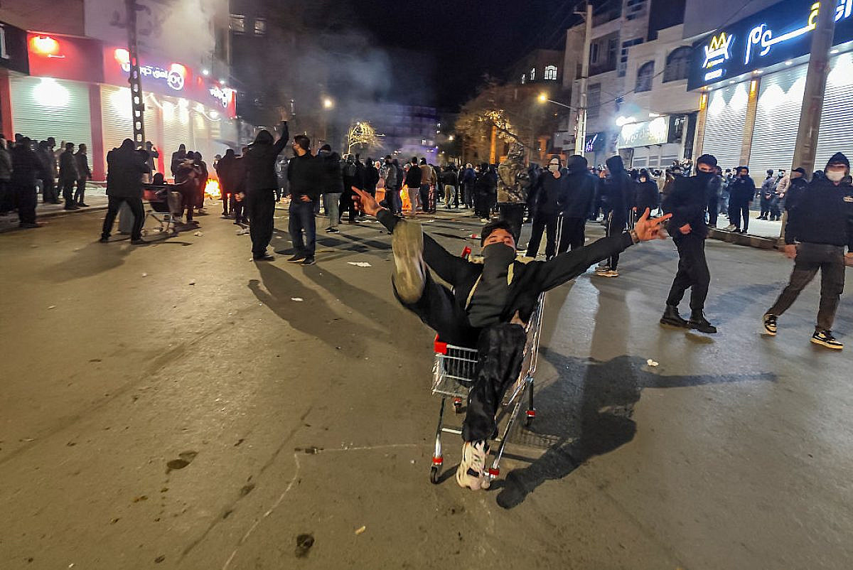 de_la90768's tweet image. Hundreds of #protesters have been #arbitrarily detained, including #children as young as 14, during protest dispersals and nightly raids on homes. Some were taken from hospitals. The authorities subjected many to #incommunicado detention, placing them at risk of torture.