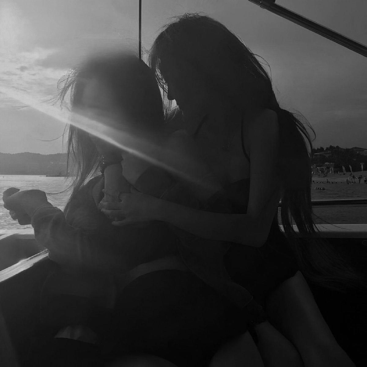 tiffdevillish's tweet image. ㅤ
                      「10.01.2026 – London, UK 𖡡」

Decidimos de última hora curtir nossa casa de campo, não é que as ideias repentinas acabam surpreendendo? Passamos a madrugada assistindo um documentário duvidoso e comendo frutas juntas, hoje aproveitaremos o restante◞
ㅤ