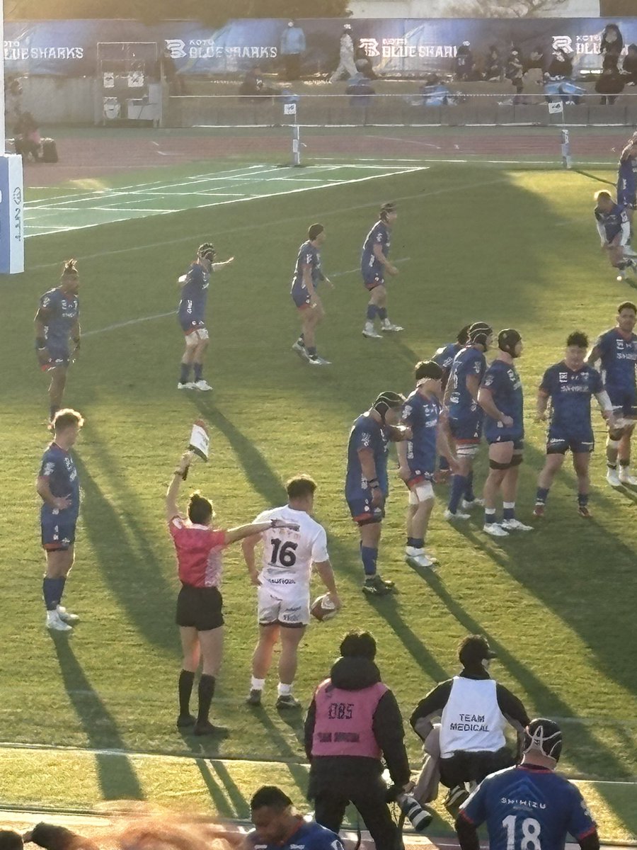 MRwhitebear's tweet photo. ラグビー🏉観戦してきました。
とにかく風が強かった😆
逆転→再逆転→再々逆転勝利
楽しませてもらいました

#清水建設江東ブルーシャークス https://t.co/fSK7XyaOHg