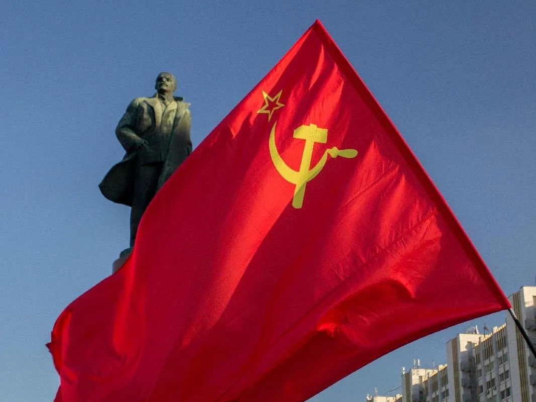 cayan2012's tweet image. O kahrolası günde dünyanın tüm emekçileri öksüz kaldı sanmıştık; şimdi anlıyoruz ki öksüz kalan dünyanın kendisidir. Seni özlüyoruz Sovyetler Birliği… Yokluğunun acısı Venezuela’dan Suriye’ye, oradan New York’a ve Gazze’ye, İngiliz cezaevlerinden Türk zindanlarına yakıyor bizi.