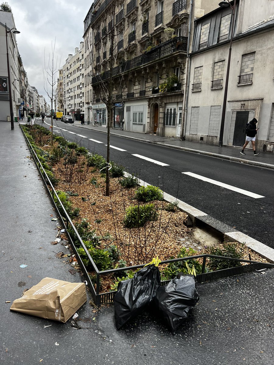 DeparisJulien's tweet image. « Végétalisation » rue de la Croix-Nivert (15e). 
Sans surprise, comme d’habitude tout est absolument dégueulasse. On en a marre de vivre dans une porcherie @Philippe_Goujon
