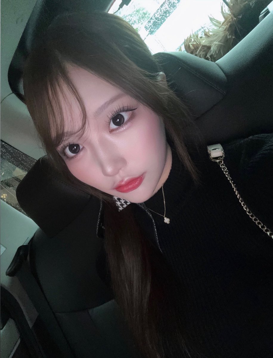 MeituのAI加工でエモい写真に編集してみた⭐️
光が入るだけで車内でも明るく盛れてお気に入り💕💕
