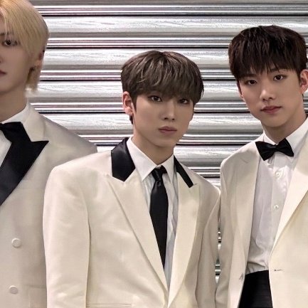 첫 시상식 무사히 마무리한거 정말 축하해 🥲💙 상 받는 앤디 모습이 너무 행복해 보여서 나도 너무 행복했음 !! 연습생부터 지금까지의 시간들이 다 헛되지 않았다는 증거 같다 🥹 항상 옆에서 꾸준히 응원할게 화이팅 🩶