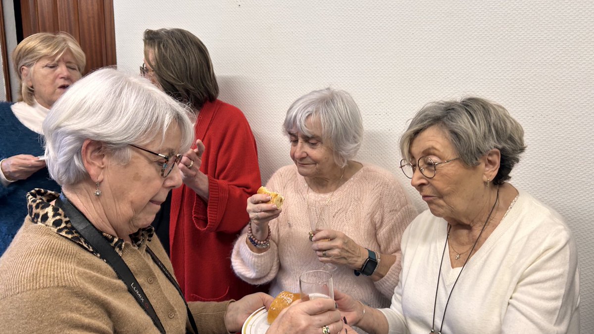 SerpBertrand's tweet photo. Aujourd’hui, galette des Rois au cercle généalogique du Languedoc au nom de @JLM_Toulouse ! 🌟  
Un grand merci aux bénévoles pour ce moment partagé autour de la frangipane et de nos racines occitanes.  
Que la fève soit avec vous ! 👑🥧  
#Toulouse #Généalogie #Occitanie https://t.co/UwiPo7loBZ