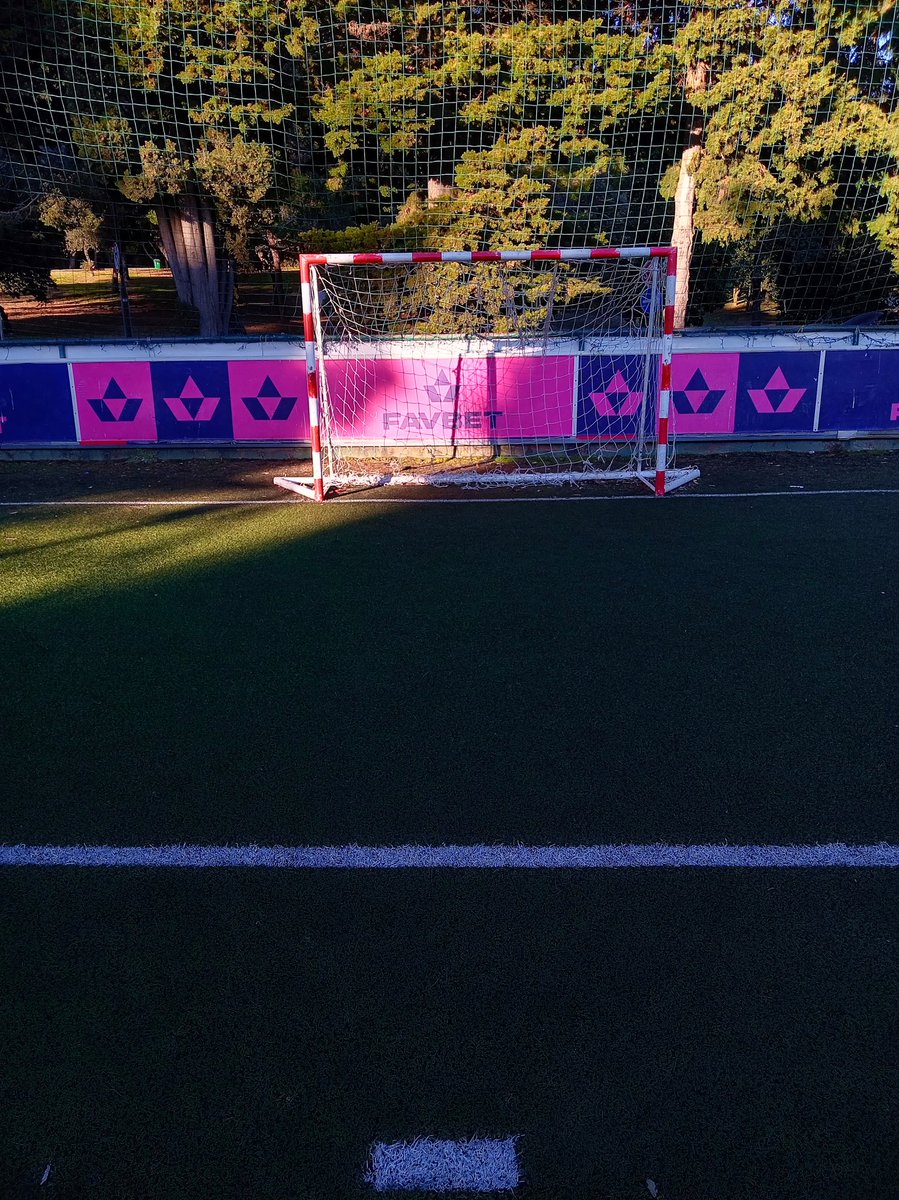 _andrej45's tweet image. U osnovnoj smo s razredom stalno išli na svakakve turnire. Baš smo svi u razredu voljeli nogomet. I na tim turnirima bi igrali protiv vršnjaka i svakakvih ekipa zabavnih imena pa i protiv Istre i Rijeke. A ovdje sam davno zabio svoj najzvučniji gol "karijere". Protiv Rovinja. 😅