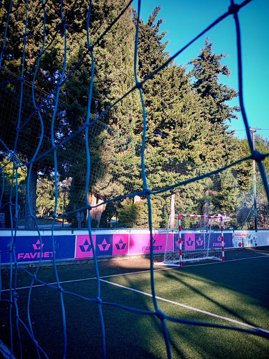 _andrej45's tweet image. U osnovnoj smo s razredom stalno išli na svakakve turnire. Baš smo svi u razredu voljeli nogomet. I na tim turnirima bi igrali protiv vršnjaka i svakakvih ekipa zabavnih imena pa i protiv Istre i Rijeke. A ovdje sam davno zabio svoj najzvučniji gol "karijere". Protiv Rovinja. 😅