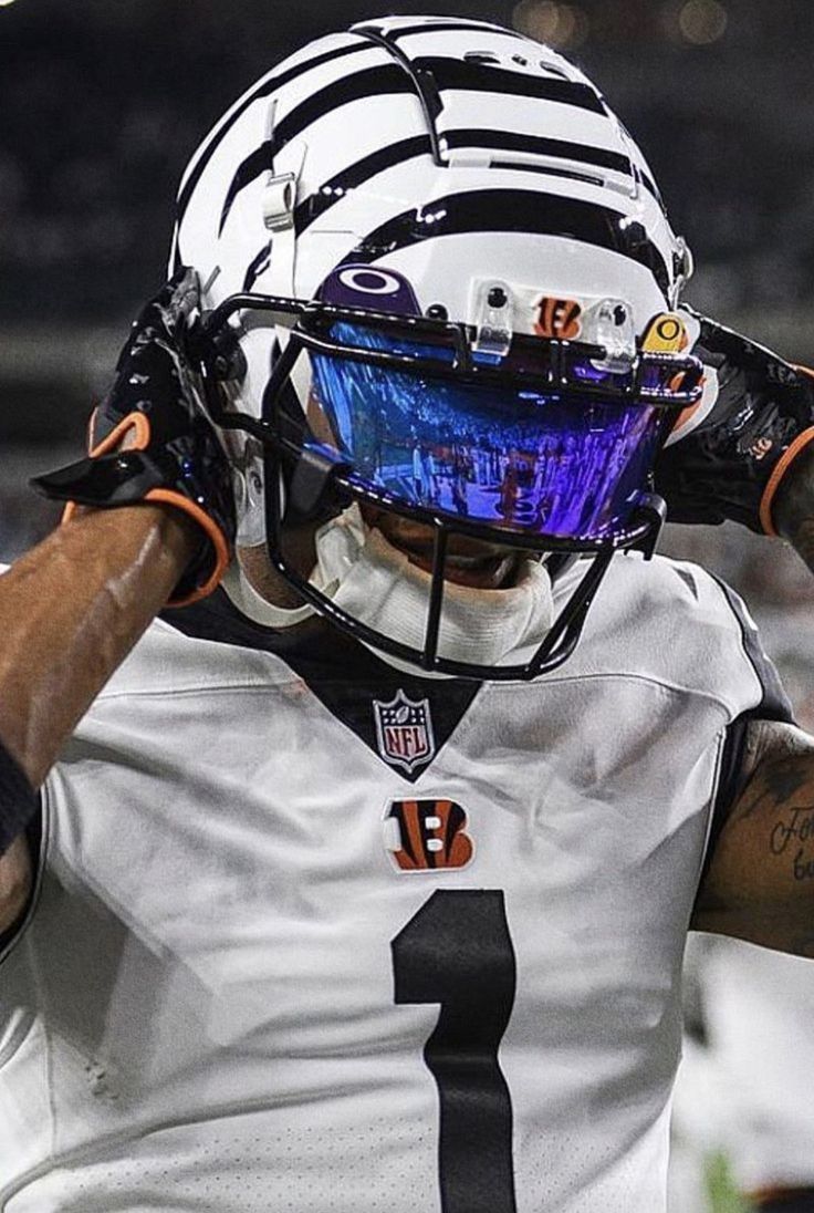 Higginsbetta's tweet image. Jamarr Chase em suas 5 primeiras temporadas.

- 520 REC
- 6837 YDS 
- 54 TD 
- OROY
- 5X Pro Bowler 
- 3X All Pro 
- Triple Crown mais novo da história.

HOFer.