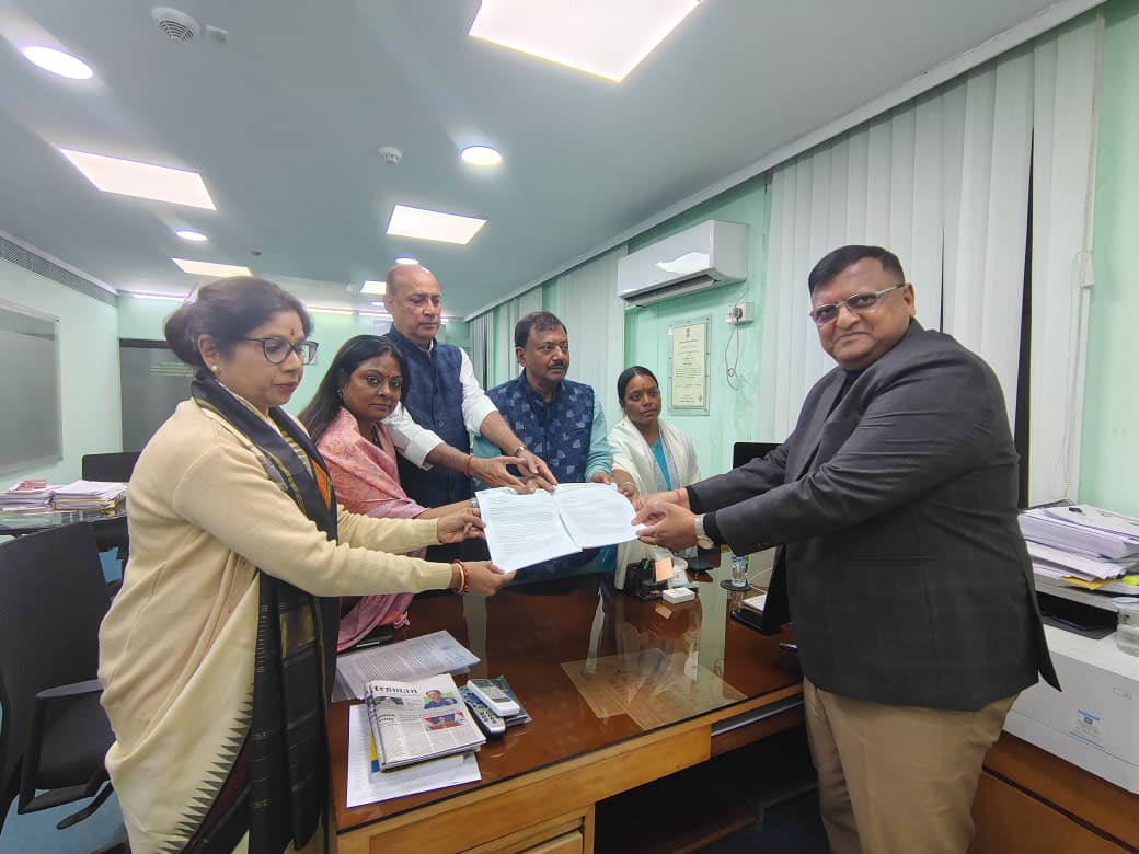 AITCofficial's tweet photo. Today, our delegation visited the office of the Chief Electoral Officer, West Bengal, to raise a powerful voice on behalf of Bengal’s migrant workers.

These are daily wage earners, construction labourers, factory helpers, domestic workers, who leave their homes and families not by choice, but by necessity to survive. For them, returning to their native villages for SIR hearings is a devastating blow:
❗️It means losing days of wages they can ill afford.
❗️It risks termination of their precarious employment.
❗️It pushes their already vulnerable families deeper into distress.

Their absence from the hearing is forced by the harsh reality of earning a livelihood. Yet, under the flawed SIR process, this very absence now threatens to strip them of their most sacred constitutional right to vote.

No worker should ever be punished for the crime of earning an honest living. No one should be forced to choose between feeding their family today and exercising their democratic franchise tomorrow.

Under the resolute leadership of Smt. @MamataOfficial and Shri @abhishekaitc, we will continue to fight, legally, politically, and morally, to ensure that the very hands that build the nation are never erased from the electoral rolls.