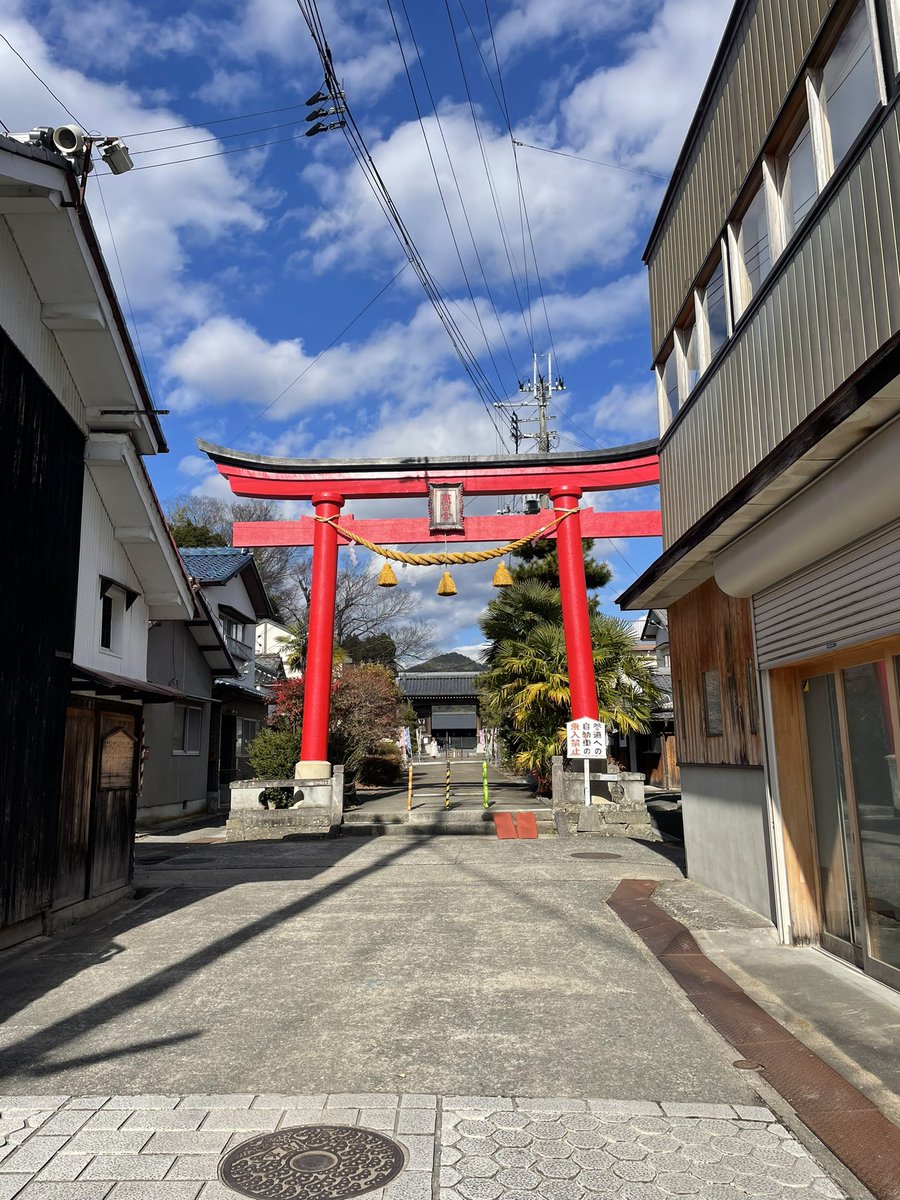 人生の節目にくる神社のそばで、友達のカフェを手伝っています！
コーヒーは淹れられないので、私はひたすらスナックのママムーブです。
明日は成人式なので振袖ギャルたちがたくさん来てくれたらいいな👘

関西近くでお時間ある方はぜひ私の愛する故郷丹波篠山へ☕️
instagram.com/p/DTNiJdCklqT/…