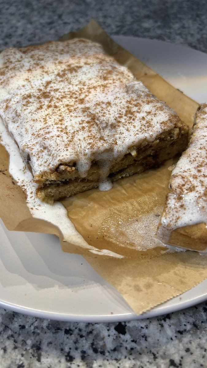 notofh333re's tweet image. cinnamon banana bread with vanilla icing :3 this is so insanely yummy it’s unbelievable