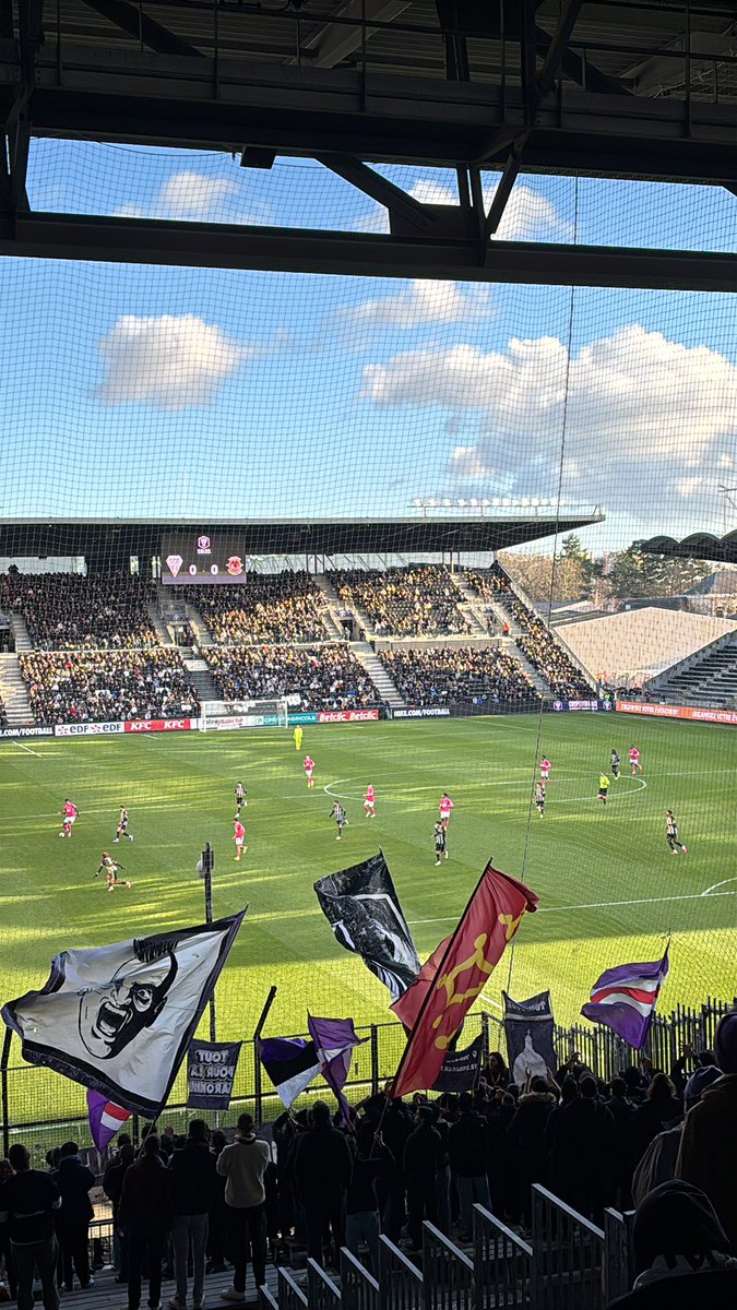 On m’explique leur maillot de foot locker mdrr