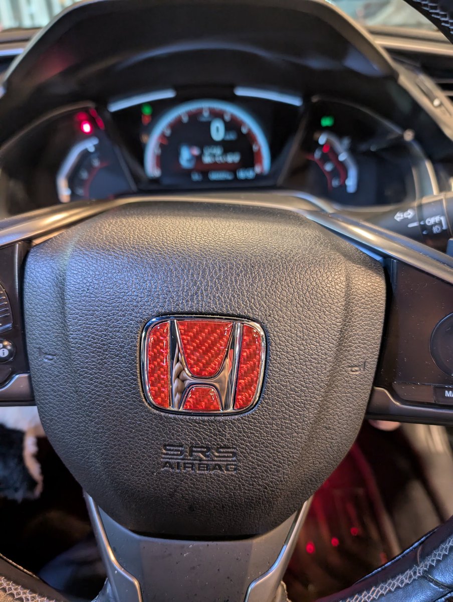 Miroya_525's tweet photo. 今日のシビック
今回は内装です。
ハンドルに付いているホンダのロゴマークにステッカーを貼ってますが、前はキラキラ輝く物にしてましたが、今回から赤いステッカーを貼りました。
少しはタイプRぽくなったかな？
＃シビック　＃ホンダ https://t.co/Tv6fiB260h