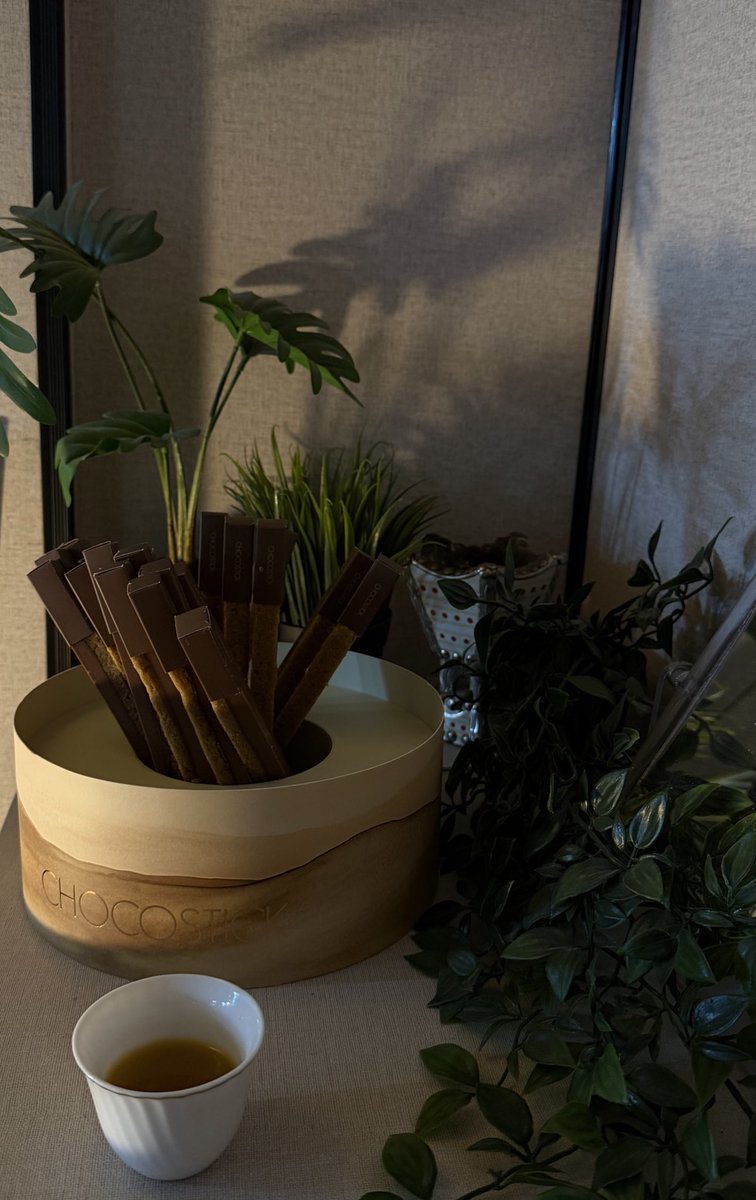 «إن هرج لي عيد وإن مد لي يمناه عيد 
  يوخذ الفنجال منها على غير شهوه»

- عبدالله بن عون