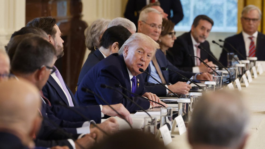 AecioEscalante's tweet image. Trump no le pudo vender su fantasía a los Petroleros!
¿Para qué vamos a negociar con usted, si podemos negociar directamente con Venezuela?
Solo necesitamos que nos de la licencia.
Esas son inversiones elevadas y a largo plazo y no tenemos la seguridad, de cuanto tiempo gobernará