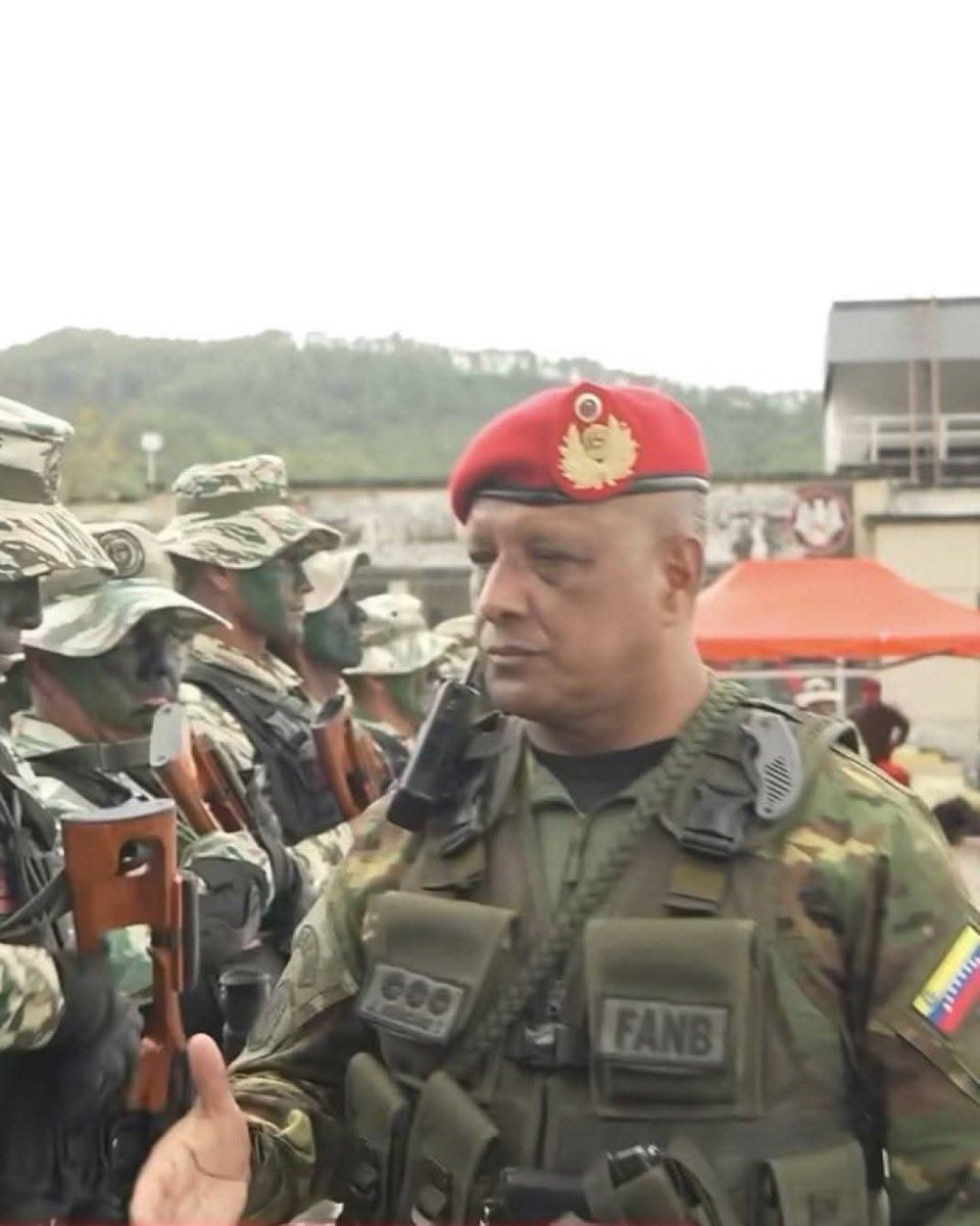 Inilah Jenderal Javier Marcano Tabata, orang yang udah mengkhianati Presiden Venezuela Nicolás Maduro...

Pelaksana Tugas Presiden Venezuela, Wakil Presiden Delcy Rodriguez, udah memecatnya...

Jenderal Tabata ditangkap serta didakwa dengan hal-hal berikut :

• Menerima suap