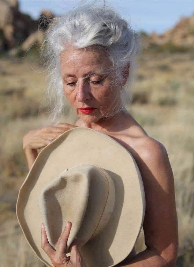 Paroles_auteurs's tweet image. "Autrefois, j’étais belle, j’attirais les regards,
Sur mon glorieux passage, les hommes se retournaient,
Le monde et ses égards, oui, tout m’appartenait ! 

À présent, je suis vieille, j’ai perdu mon pouvoir.
J’ai reçu bien des roses ; leurs épines m’ont blessée,
Après les jours…