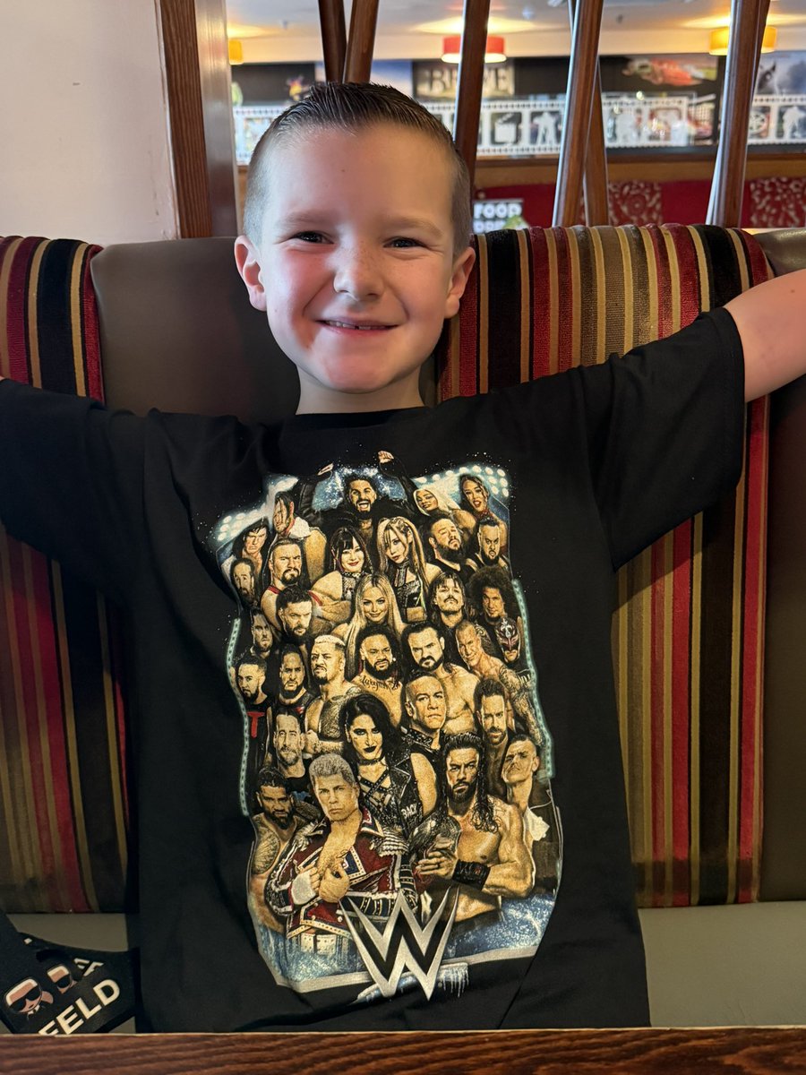 GraemeHiggins15's tweet photo. @DMcIntyreWWE wee man is buzzing to see the New Undisputed WWE Champion tonight in Glasgow! 🏴󠁧󠁢󠁳󠁣󠁴󠁿 🔴⚪️🔵 #WWELive https://t.co/X6pSgH0Q8K