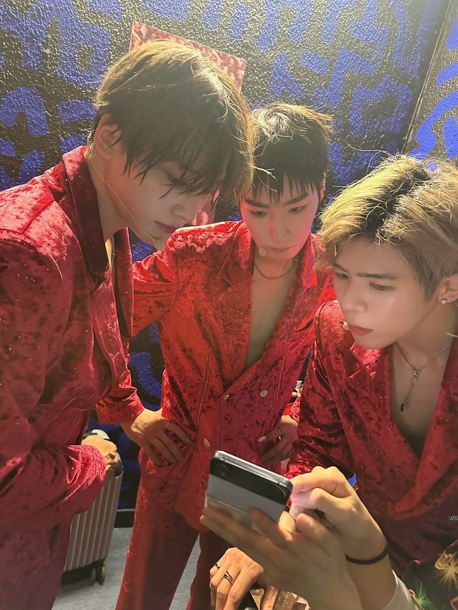 Backstage at the HEARTSIGN concert
💙 Still feels like yesterday

#BigOcean #빅오션
#HEARTSIGNinPARIS
#BigOcean_Concert