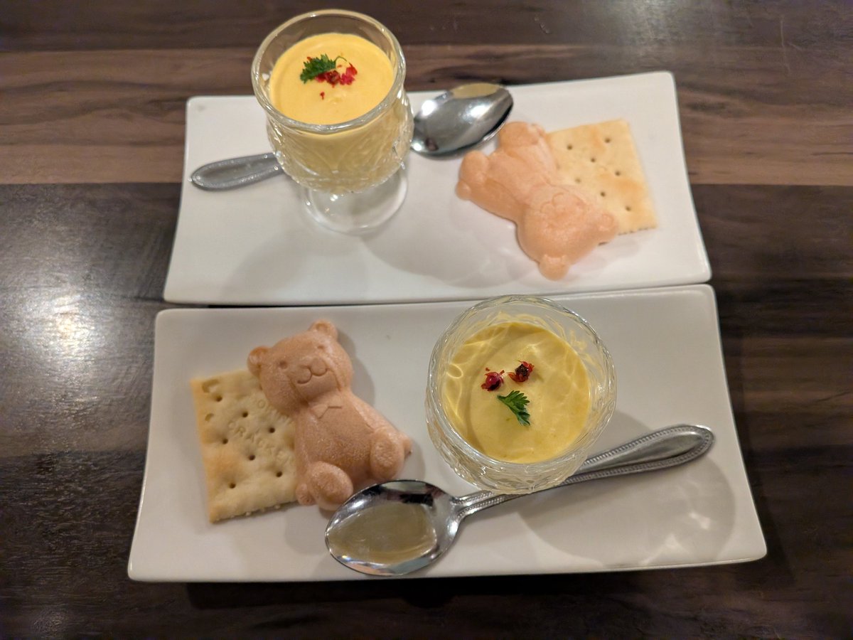 かぼちゃのムースとクラッカーと……熊さん。