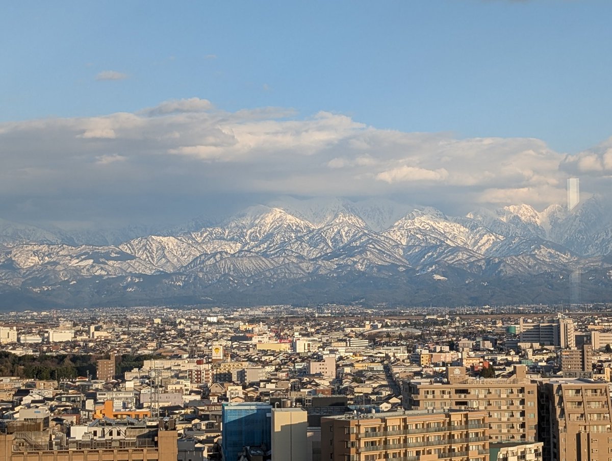 cizneeh's tweet photo. #burikaigi 2026にてお話しした方、Helpfeelブースに来てくださった方ありがとうございましたー

市役所から見える立山連峰が綺麗でした https://t.co/5KFJYEZouP