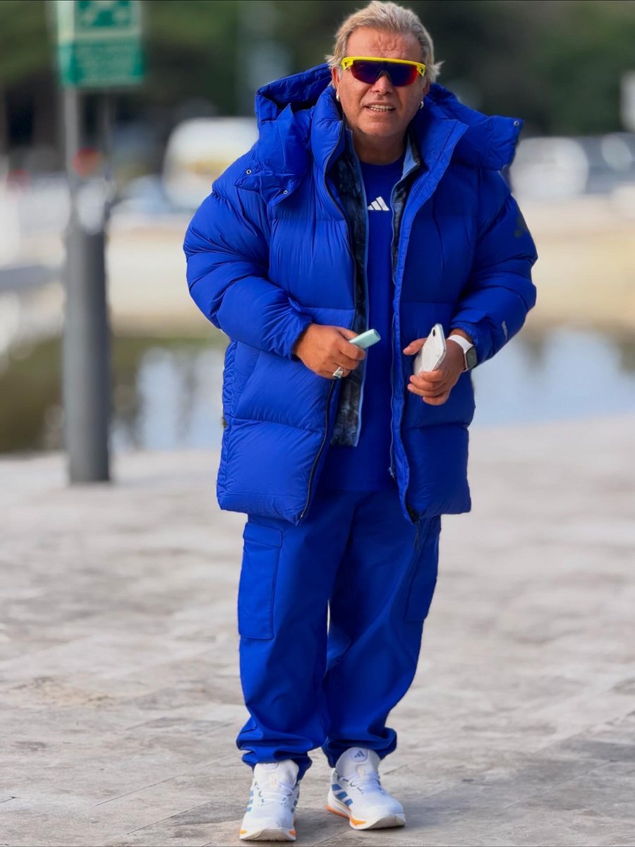 bizim tribündeki yağmurluklar