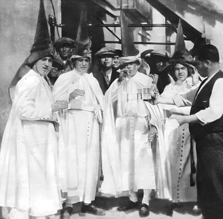 Nazarenos de la Macarena tras la Estación de Penitencia en la Semana Santa de 1935.