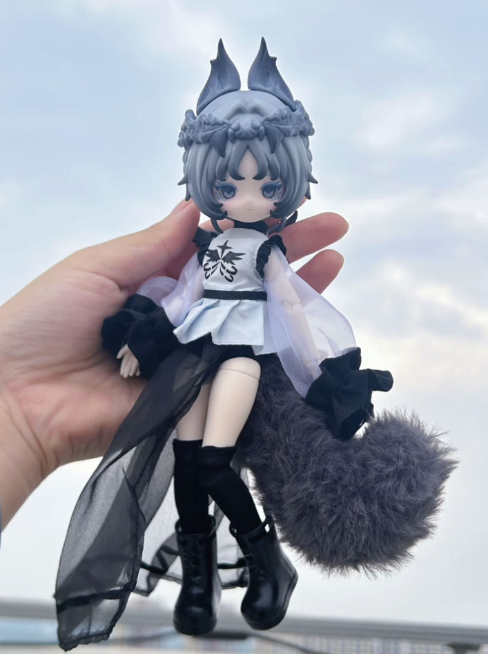 hermeow_shop's tweet photo. 🆕ブラインドドール新作情報 🆕
Happy Engine社より、日本でも高い人気を誇る
BJDブラインドドールシリーズ第2弾
 「ルルリン物語2：万物初醒」 が新登場✨

今回は通常種類「天骨狼」 をご紹介します。

🐺 見狼影者、必見生路

混沌が目覚め、境界を巡り歩む存在。
山川の鼓動や初涙をその瞳に刻み、迷える者に道を示す。
それは祀られる神ではなく、混沌の始まりに生まれた穏やかな規則🦊

※開発中サンプルのため、実物と異なる場合があります。

当店は正規ディーラーとして、近日販売予定です。 続報をどうぞお楽しみに✨

関連商品ツイート：
https://t.co/TaGVTFbhPo