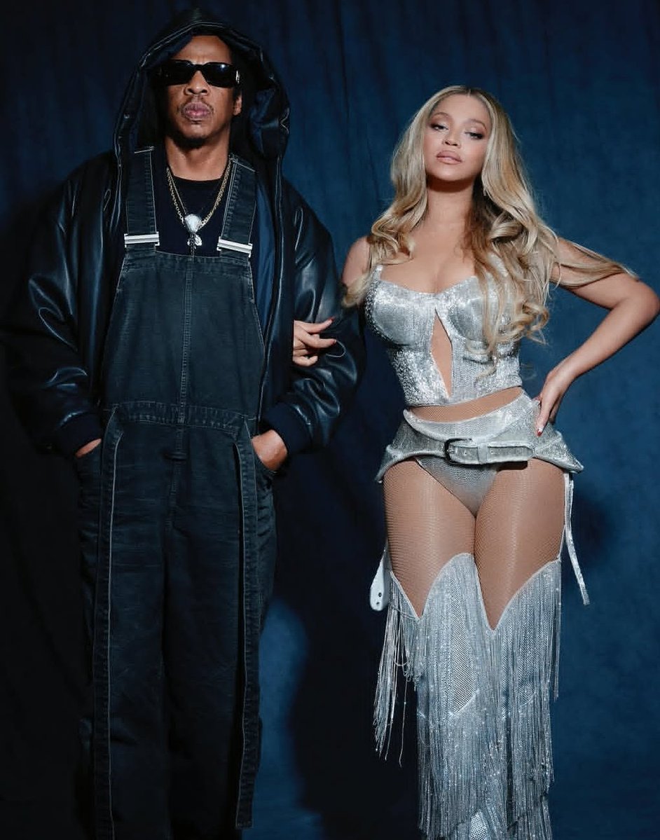 RedMedia_us's tweet image. Waiter shares how Beyoncé and Jay-Z completely surprised her with their humility and great sense of humor during a restaurant visit — and left a tip so generous it covered her house rent instantly.

"Beyoncé was down to earth af. Like shockingly so. She's like that one coworker…